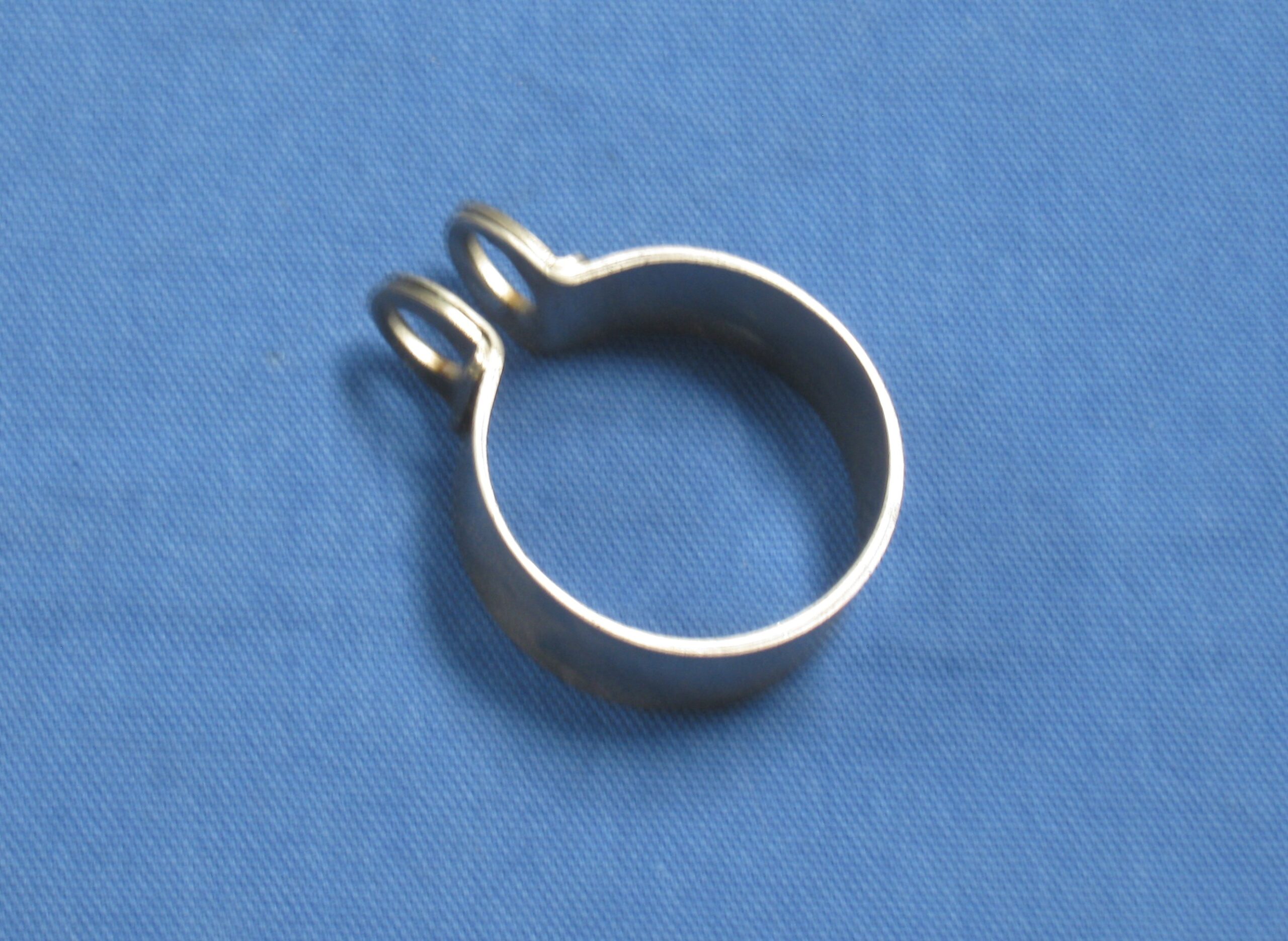 Schelle zum Topf 40 er Krümmer 1 Schelle zum Topf 40 er Krümmer 1336555 BMW R 60/7 - R 100 RT Bj. 1976 - 1979 Schelle zum Topf 40 er Krümmer